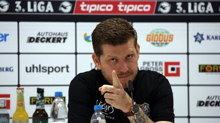 August 7, 2026, xrekx, Soccer 3rd Division, 1 FC Saarbrücken press conference with sporting director Markus Thiele; from left: Dominik Hechler, Head of Media and Communications at 1 FC Saarbrücken, gives instructions, gesticulates, waves his arms, gesticulates. DFL and DFB regulations prohibit any use of photographs as image sequences and or quasi-video. Saarbrücken