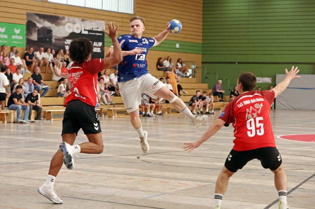 August 7, 2026, xovx, Lindencup Handball Tournament, TuS Holzheim vs. HSG Pohlheim; from left: Hannes Jemixe (TuS Holzheim), Florentin Datz (HSG Pohlheim), Max Schneider (TuS Holzheim); Linden Stadthalle, Hesse, Germany, DE