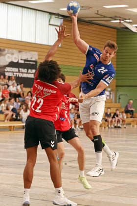 August 7, 2026, xovx, Lindencup Handball Tournament, TuS Holzheim vs. HSG Pohlheim; from left: Hannes Jemixe (TuS Holzheim), Maxim Hölzer (TuS Holzheim), Torben Weinandt (HSG Pohlheim); Linden Stadthalle, Hesse, Germany, DE