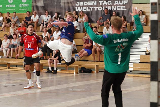 August 7, 2026, xovx, Lindencup Handball Tournament, TuS Holzheim vs. HSG Pohlheim: Atakan Bulut (TuS Holzheim), Fabian Neul (HSG Pohlheim), Ben Fischer (TuS Holzheim); Linden Stadthalle, Hesse, Germany, DE