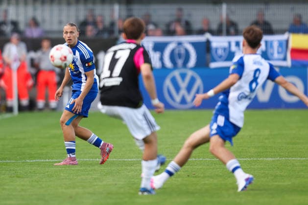 August 7, 2026, Soccer, Men s, Regionalliga Nord, Matchday 2, BSV Kickers Emden vs. Hamburger SV II, Matti Tjaden (blue, 11) of BSV Kickers Emden in a tackle with Dorian Migalic (17) of Hamburger SV II