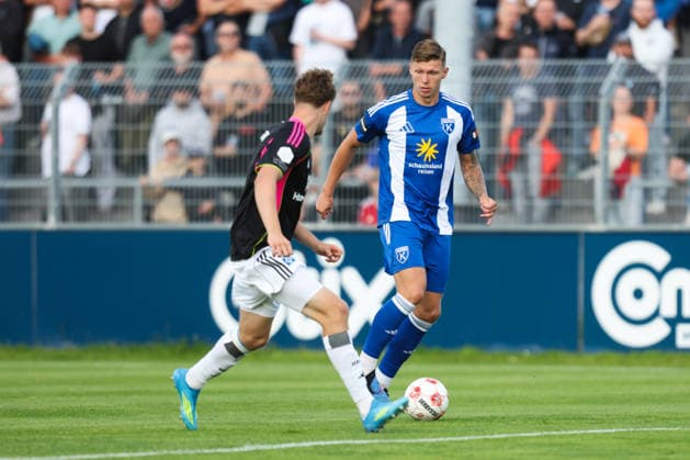 August 7, 2026, Soccer, Men s, Regionalliga Nord, Matchday 2, BSV Kickers Emden vs. Hamburger SV II, Luc Ihorst (blue, 14) of BSV Kickers Emden in a tackle with Mikael Gueade and Yaotl Baza (5) of Hamburger SV II