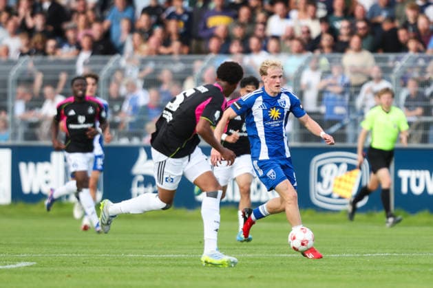 August 7, 2026, Soccer, Men s, Regionalliga Nord, Matchday 2, BSV Kickers Emden vs. Hamburger SV II Theo Schröder (blue, 9) of BSV Kickers Emden in a tackle with Mikael Gueade Yaotl Baza (5) of Hamburger SV II