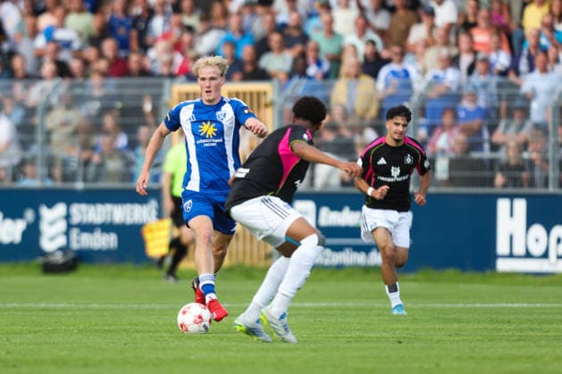 August 7, 2026, Soccer, Men s, Regionalliga Nord, Matchday 2, BSV Kickers Emden vs. Hamburger SV II Theo Schröder (blue, 9) of BSV Kickers Emden in a tackle with Mikael Gueade Yaotl Baza (5) of Hamburger SV II
