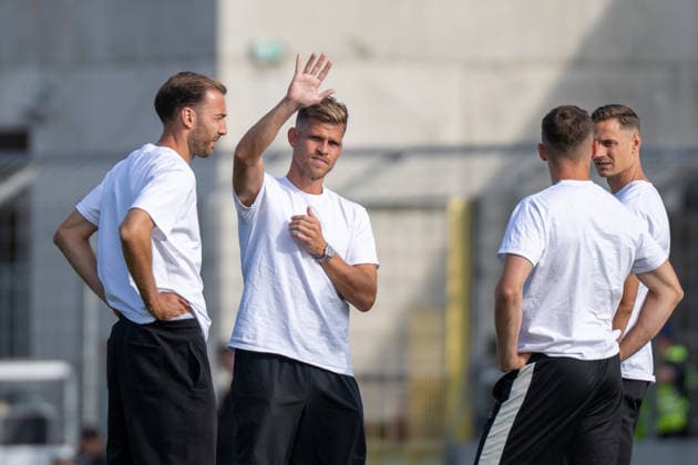 Florian Niederlechner (7, TSV 1860 Munich) waves to the fans, TSV 1860 Munich vs. FC Augsburg II, Soccer, Bavarian Regional League, Matchday 3, August 7, 2026 DFB regulations prohibit any use of photographs as image sequences and or quasi-video Munich, Bavaria, Germany Copyright: xkolbert-press UlrichxGamelx