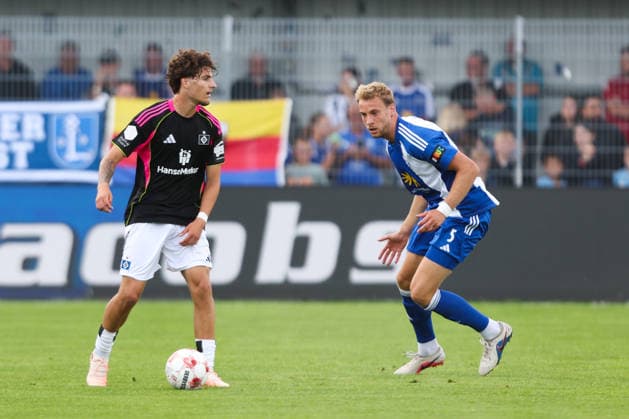 August 7, 2026, Soccer, Men s, Regionalliga Nord, Matchday 2, BSV Kickers Emden vs. Hamburger SV II; Peer Mahncke (blue, 5) of BSV Kickers Emden in a tackle with Alessandro Puzzo (14) of Hamburger SV II