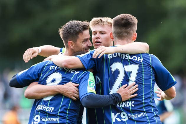 August 7, 2026, xkwix, Soccer, Regionalliga West, FC Gütersloh vs. VfL Bochum II, Heidewaldstadion, Matchday 2, 2026–2027 season: 1–0 goal by Patrik Twardzik (FC Gütersloh, 18), celebrating with Aleksandar Kandic (FC Gütersloh, 27) and Erik Lanfer (FC Gütersloh, 28). DFB regulations prohibit any use of photographs as image sequences and or quasi-video. Photo xKamilxWilkowskixPressefotoKochx North Rhine-Westphalia, Germany