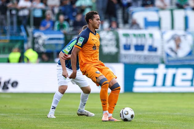 August 7, 2026, xkwix, Soccer, Regionalliga West, FC Gütersloh vs. VfL Bochum II, Heidewaldstadion, Matchday 2, 2026–2027 Season: Jonathan Akaegbobi (VfL Bochum II, No. 24) in a tackle against Björn Rother (FC Gütersloh, No. 6). DFB regulations prohibit any use of photographs as image sequences and or quasi-video. Photo: xKamilxWilkowskixPressefotoKochx, North Rhine-Westphalia Westphalia, Germany