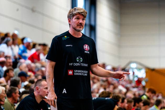 August 7, 2026, xdobgx, Handball Heide Cup 2026, HSV Hamburg HOJ Elite vs. Nicolaj Andersson HoJ Elite, Coach gives instructions, gesturing with his arms, gesticulate, gives instructions Schneverdingen