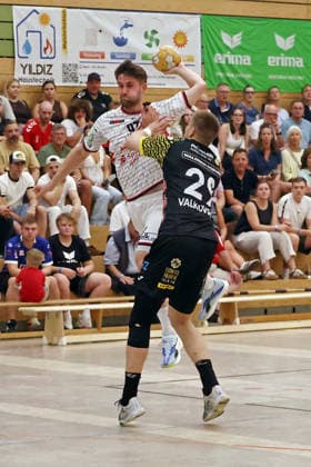 August 7, 2026, xovx, Lindencup Handball Tournament, TV Hüttenberg vs. HSC 2000 Coburg; from left: David Kuntscher (TV Hüttenberg), Leonards Valkovskis (HSC Coburg); Linden City Hall, Hesse, Germany, DE