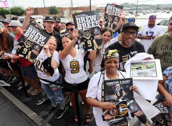 Fan cheer for football legend and newly enshrined Hall of Famer Drew Brees as part of an apperance at a Raising Cain s Chicken location in Canton, Ohio, on Friday, August 7, 2026. Brees surprised fans by trading the football field for the fryer, working a special shift. Aaron Josefczyk UPI  CAN20260807119 AARONxJOSEFCZYK