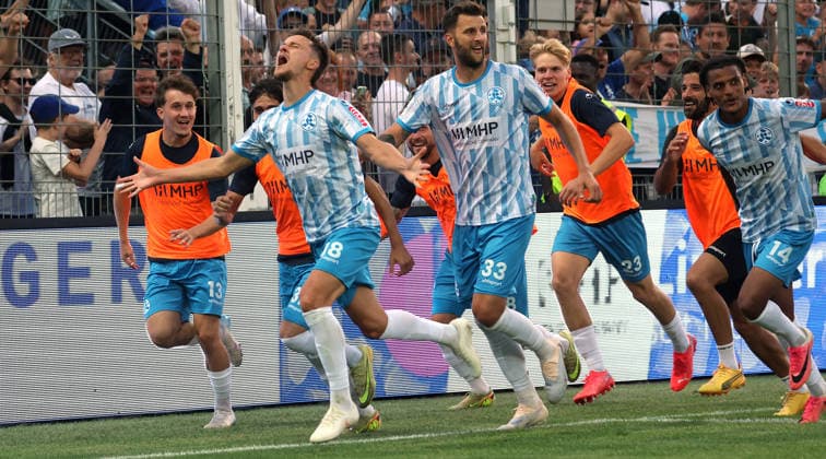 August 7, 2026, Germany, Stuttgart Degerloch, soccer match between Stuttgarter Kickers and SSV Ulm; in the foreground, from left: Nevio Schembri, goal scorer Maximlian Zaiser, Dejan Bozic, Christoph Meister, and Melkamu Frauendorf celebrate the goal that made the score 3–1