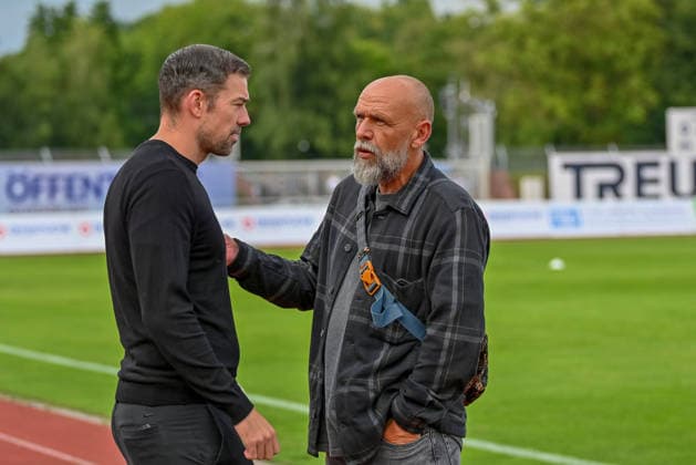 Holger Stanislawski of SV Drochtersen Assel, sports advisor, in conversation with Sebastian Schachten of VfB Oldenburg, sporting director of VfB Oldenburg vs. SV Drochtersen Assel, soccer, Regionalliga Nord, Matchday 2, 2026–2027 season, August 7, 2026, VfB Oldenburg vs. SV Drochtersen Assel, soccer, Regionalliga Nord, Matchday 2, 2026–2027 season, August 7, 2026, Oldenburg Copyright: xEibner-Pressefoto RobertxGertzenx EP_RGN