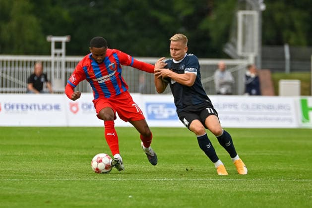 Ebrima Ndure (SV Drochtersen Assel), 77, vs. Kai Proeger (VfB Oldenburg), 11; VfB Oldenburg vs. SV Drochtersen Assel, Soccer, Regionalliga Nord, Matchday 2, 2026–2027 Season, August 7, 2026, VfB Oldenburg vs. SV Drochtersen Assel, Soccer, Regionalliga Nord, Matchday 2, 2026–2027 Season, August 7, 2026, Oldenburg Copyright: xEibner-Pressefoto RobertxGertzenx EP_RGN
