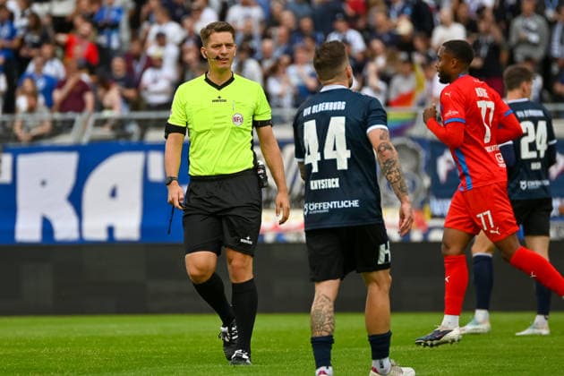 Referee Daniel Piotrowski cautions Nico Knystock of VfB Oldenburg, 44 VfB Oldenburg vs. SV Drochtersen Assel, Soccer, Regionalliga Nord, Matchday 2, 2026–2027 Season, August 7, 2026, VfB Oldenburg vs. SV Drochtersen Assel, Soccer, Regionalliga Nord, Matchday 2, 2026–2027 season, August 7, 2026, Oldenburg Copyright: xEibner-Pressefoto RobertxGertzenx EP_RGN