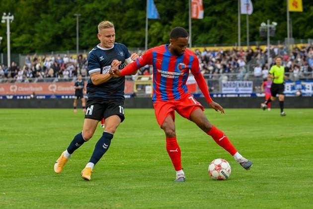 Ebrima Ndure (SV Drochtersen Assel), 77, vs. Kai Proeger (VfB Oldenburg), 11; VfB Oldenburg vs. SV Drochtersen Assel, Soccer, Regionalliga Nord, Matchday 2, 2026–2027 Season, August 7, 2026, VfB Oldenburg vs. SV Drochtersen Assel, Soccer, Regionalliga Nord, Matchday 2, 2026–2027 Season, August 7, 2026, Oldenburg Copyright: xEibner-Pressefoto RobertxGertzenx EP_RGN