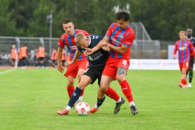 Kai Proeger (VfB Oldenburg), 11, vs. Kevin Insgreso (SV Drochtersen Assel), 18; VfB Oldenburg vs. SV Drochtersen Assel, Soccer, Regionalliga Nord, Matchday 2, 2026–2027 Season, August 7, 2026, VfB Oldenburg vs. SV Drochtersen Assel, Soccer, Regionalliga Nord, Matchday 2, 2026–2027 Season, August 7, 2026, Oldenburg Copyright: xEibner-Pressefoto RobertxGertzenx EP_RGN
