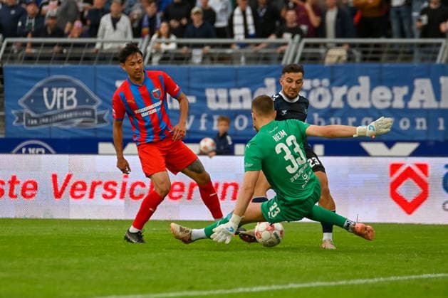 Jesper Heim (SV Drochtersen Assel), 33, faces off against Louis Hajdinaj (VfB Oldenburg), 23; VfB Oldenburg vs. SV Drochtersen Assel, Soccer, Regionalliga Nord, Matchday 2, 2026–2027 Season, August 7, 2026, VfB Oldenburg vs. SV Drochtersen Assel, Soccer, Regionalliga Nord, Matchday 2, 2026–2027 season, August 7, 2026, Oldenburg Copyright: xEibner-Pressefoto RobertxGertzenx EP_RGN