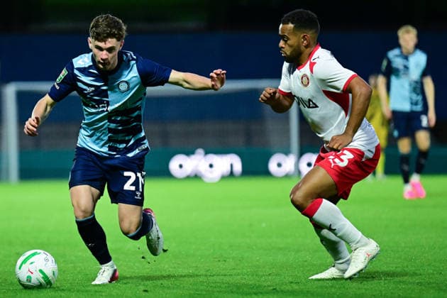 Wycombe Wanderers v Stevenage, EFL Cup Wycombe Wanderers midfielder Jamie Mullins (21) under pressure from Stevenage midfielder Louis Thompson (23) during the EFL Cup match between Wycombe Wanderers and Stevenage at Adams Park, High Wycombe, UK on 7 August 2026. High Wycombe Adams Park Buckinghamshire UK Editorial use only DataCo restrictions apply See www.football-dataco.com , Copyright: xDennisxGoodwinx PSI-24673-0029