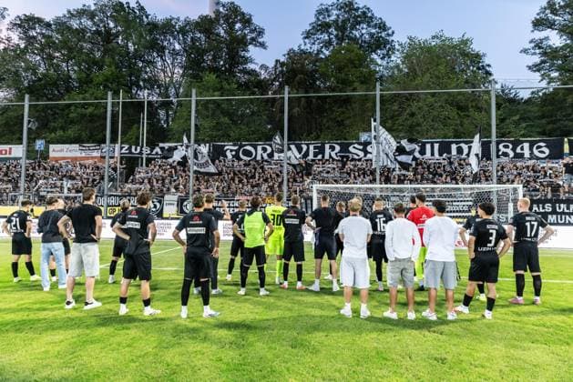 SV Stuttgarter Kickers vs. SSV Ulm 1846 Soccer, Regionalliga, Matchday 1, GAZI Stadium on the Waldau, Stuttgart, August 26, 2007. SSV Ulm 1846 soccer team in front of the fan section after the end of the match between SV Stuttgarter Kickers and SSV Ulm 1846. Soccer, Regional League, Matchday 1, GAZI Stadium on the Waldau, Stuttgart, August 26, 2007. Photo by Lucca Fundel, Stuttgart, GAZI Stadium on the Waldau, Baden-Württemberg, Germany