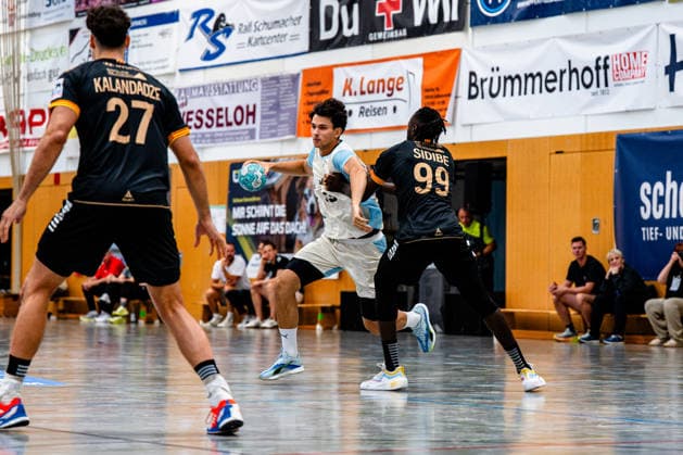 August 7, 2026, xdobgx, 2026 Heide Cup Handball Tournament, VFL Gummersbach vs. Provence Aix, Nikola Roganovic VfL Gummersbach, No. 23 on the ball, plays the ball, Mouhamadou Sidibe PAUC Handball, No. 99 Schneverdingen
