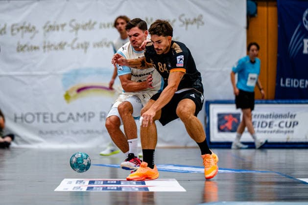 August 7, 2026, xdobgx, 2026 Heide Cup Handball Tournament, VFL Gummersbach vs. Provence Aix, Kay Smits (VfL Gummersbach), 31, Aymeric Zaepfel (PAUC Handball), 84, one-on-one, duel, battle, tackle, Schneverdingen