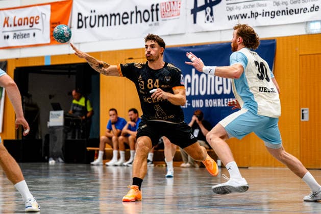 August 7, 2026, xdobgx, 2026 Heide Cup Handball Tournament, VFL Gummersbach vs. Provence Aix-en-Provence, Aymeric Zaepfel (PAUC Handball), 84 on the ball, Tom Kiesler (VfL Gummersbach) plays the ball, 30 Schneverdingen