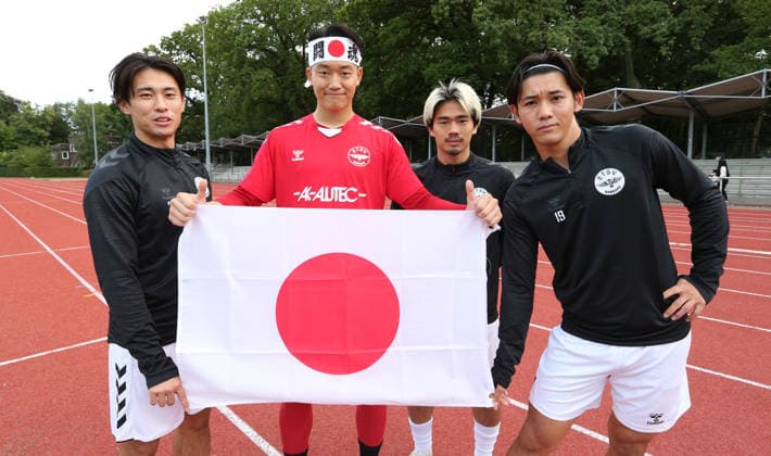 Soccer, 2026–2027 Season, Lotto Cup Hamburg, First Round: Hamm United FC vs. ETSV Hamburg—Makoto Ayano, Osuke Hashiguchi, Hayato Nakazawa, and Taiki Iimura (from left to right) hold the Japanese Nisshoki flag—the Rising Sun flag—in their hands before kickoff. They are four of a total of five Japanese players on the newly formed squad of Hamburg soccer champions ETSV Hamburg. More could follow. Hamm, Hamburg