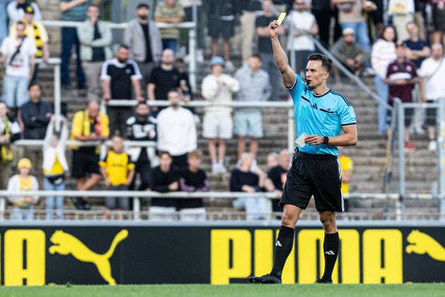 Regionalliga West: Borussia Dortmund II vs. 1. FC Köln II, August 7, 2026: Referee Jan Peter Weßels shows a yellow card. Regionalliga West: Borussia Dortmund II 1 FC Köln II, Rote Erde, Dortmund, August 7, 2026. DFB regulations prohibit any use of photographs as image sequences and or quasi-video. Copyright: xBEAUTIFULxSPORTS Buriakovx