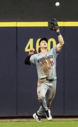 Minnesota Twins center fielder Luke Keaschall catches a fly ball hit by Milwaukee Brewers catcher William Contreras in the fifth inning of the MLB, Baseball Herren, USA game between the Minnesota Twins and the Milwaukee Brewers at American Family Field in Milwaukee, Wisconsin on Friday, August 7, 2026.  MIL20260807828 TANNENxMAURY