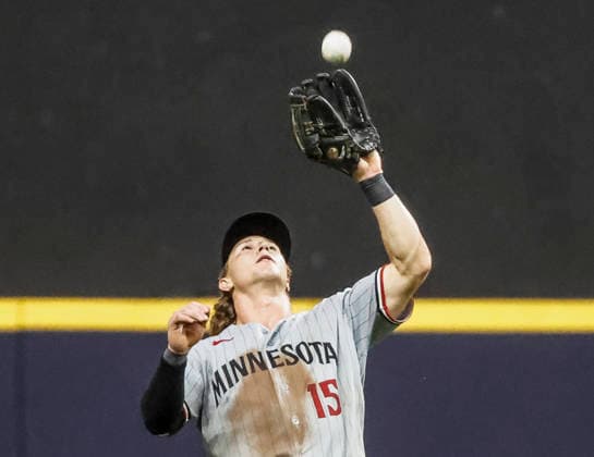 Minnesota Twins center fielder Luke Keaschall catches a fly ball hit by Milwaukee Brewers catcher William Contreras in the ninth inning of the MLB, Baseball Herren, USA game between the Minnesota Twins and the Milwaukee Brewers at American Family Field in Milwaukee, Wisconsin on Friday, August 7, 2026. The Twins defeated the Brewers 8-6.  MIL20260807846 TANNENxMAURY