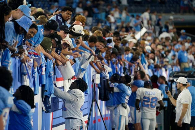 August 7, 2026, Nashville, Tennessee, USA: Players sign autographs after the Blue & White Scrimmage at Nissan Stadium. NFL, American Football Herren, USA 2026: Tennessee Titans Blue & White Scrimmage  - ZUMAh237 20260807_zsp_h237_048 Copyright: xCamdenxHallx