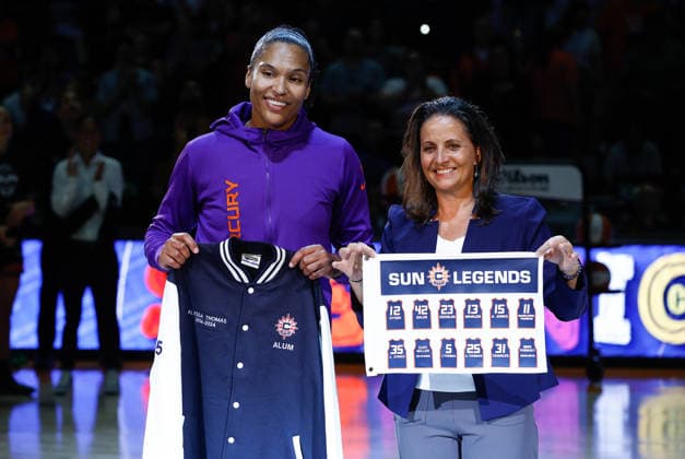 UNCASVILLE, CT - AUGUST 07: Former Connecticut Sun and now Phoenix Mercury Alyssa Thomas 25 is honored as a Sun Legend pose for pictures with Jennifer Rizzotti prior to the WNBA, Basketball Damen, USA game between Phoenix Mercury and Connecticut Sun on August 7, 2026, at Mohegan Sun Arena in Uncasville, CT. (Photo by M. Anthony Nesmith Icon Sportswire) WNBA: AUG 07 Phoenix Mercury at Connecticut Sun EDITORIAL USE ONLY Icon26080701