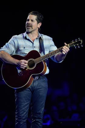 2026 Pro Football Hall of Fame Enshrinement - Gold Jacket Dinner Country singer TJ Hodges performs Call from Canton during the 2026 Pro Football Hall of Fame Gold Jacket Dinner at Canton Memorial Civic Center in Canton, Ohio on August 7. (Max Siker Image of Canton Ohio United States EDITORIAL USE ONLY Copyright: xImagexofxSportx MaxxSikerx iosphotos417430