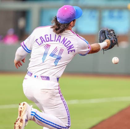 AUG 07, 2026: Kansas City Royals outfielder Jac Caglianone (14) misses a pop fly against the Chicago Cubs at Kauffman Stadium Kansas City, MO. CSM MLB, Baseball Herren, USA 2026: Cubs Vs Royals August 8th  - ZUMAc04_ 20260807_zma_c04_217 Copyright: xRomanxPunox