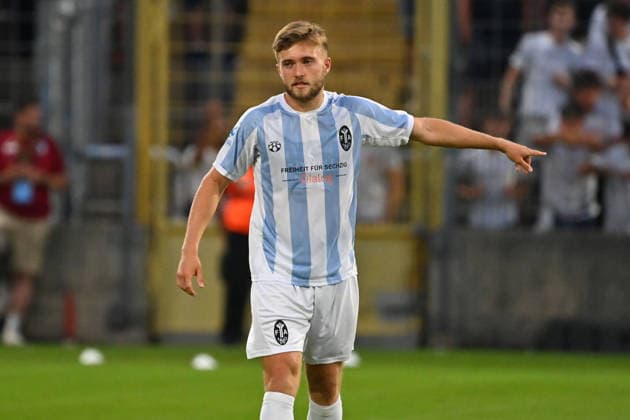 Matthew COLLINS TSV 1860 Munich, Gestures, Giving Instructions, Action, Single Frame, Cropped Single Subject, Half-Figure, Half-Figure Soccer Bavarian Regional League 2026–2027 Season,Matchday 26–27, Game 3: TSV 1860 Munich vs. FC Augsburg II, 2–2 on August 7, 2026, in Munich at GRUENWALDER STADION