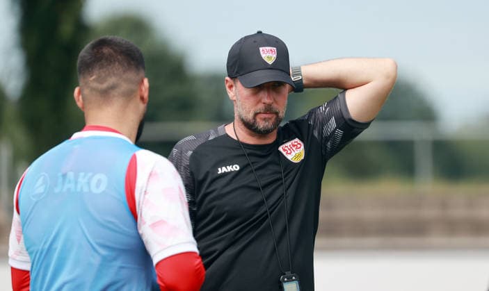 August 7, 2026 VfB Stuttgart Training Camp in Grassau, Chiemsee, Germany, Grassau, August 7, 2026, Soccer, Bundesliga, 2026–2027 Season, VfB Stuttgart, Grassau Chiemsee Training Camp 2026; from left: Deniz Undav, Sebastian Hoeneß (coach)