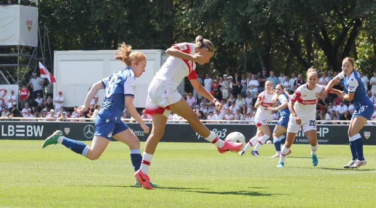 Stuttgart, VfB Stuttgart Season Opener: VfB Stuttgart Women vs. TSG 1899 Hoffenheim Women; from left: Milena Röder (Hoff), Dafina Redzepi (VfB)
