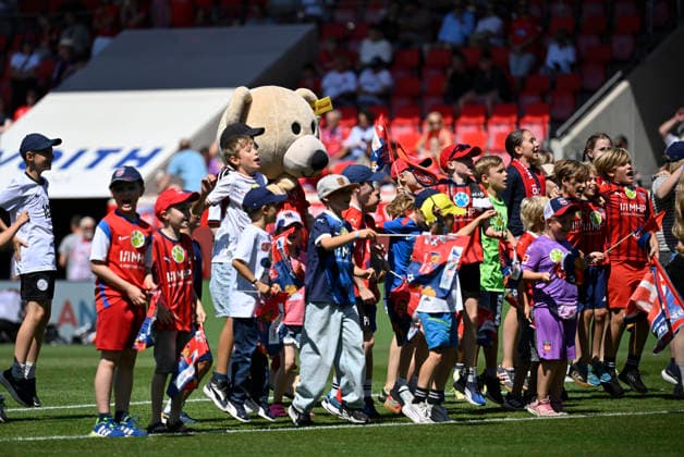 Before kickoff: Paule, the Bande Kids Club mascot, Paule, 1 FC Heidenheim 1846 (FCH), 1 FC Heidenheim 1846 (FCH) vs. VfL Osnabrück, August 8, 2026. DFL regulations prohibit any use of photographsRAPHS AS IMAGE SEQUENCES AND OR QUASI-VIDEO 1 FC Heidenheim 1846 FCH vs. VfL Osnabrück