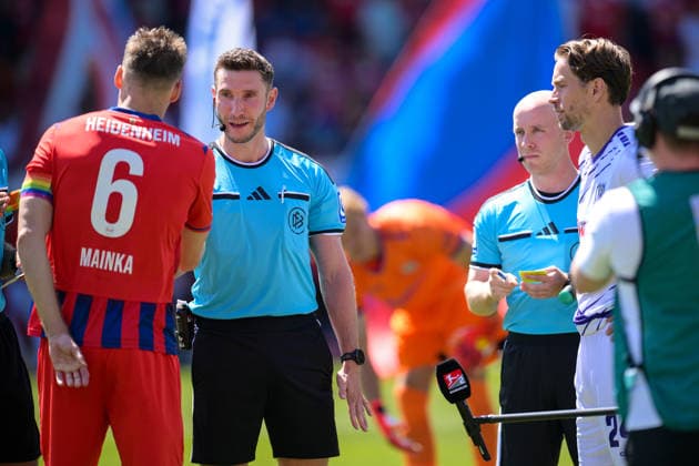 Soccer, 2. Bundesliga, 20260808, 1. FC Heidenheim vs. VfL Osnabrück. Pictured, from left: Patrick MAINKA (Heidenheim, 6), referee Eric WEISBACH (Heidenheim), Voith Arena, Baden-Württemberg, Germany Copyright: Passion2Press MarkusxFischerx