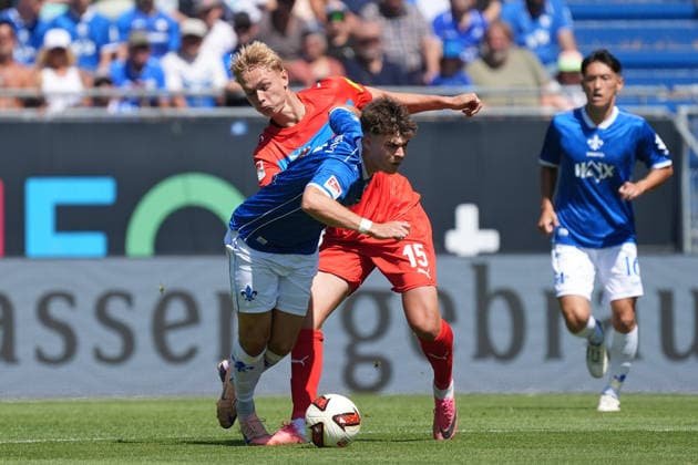 Kasper Davidsen (Holstein Kiel) fouls Noah Weißhaupt (SV Darmstadt 98) on August 8, 2026, in the 2. Bundesliga, Season 26–27: SV Darmstadt 98 vs. Holstein Kiel, Stadion am Boellenfalltor, Matchday 1, emonline, emspor,