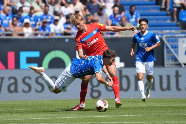 Kasper Davidsen (Holstein Kiel) fouls Noah Weißhaupt (SV Darmstadt 98) on August 8, 2026, in the 2. Bundesliga, Season 26–27: SV Darmstadt 98 vs. Holstein Kiel, Stadion am Boellenfalltor, Matchday 1, emonline, emspor,
