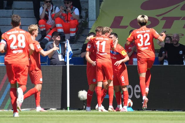 celebrate the goal, Goal celebration for the 0-1, Guillermo Balzi, Holstein Kiel, August 8, 2026, 2. Bundesliga, 2026-27 season, SV Darmstadt 98 vs. Holstein Kiel, Stadion am Boellenfalltor, Matchday 1, emonline, emspor,