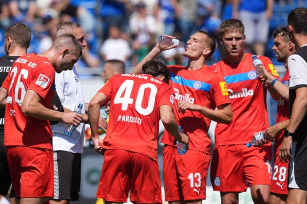 Hydration Break during the 2. Bundesliga match; Coach Tim Walter of Holstein Kiel gives instructions August 8, 2026, 2. Bundesliga, Season 26–27, SV Darmstadt 98 vs. Holstein Kiel, Stadion am Boellenfalltor, Matchday 1, emonline, emspor,