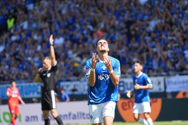 Lance Duijvestijn of SV Darmstadt 98 scores the equalizer but is frustrated because the goal is disallowed for offside, as referee Felix Bickel signals. August 8, 2026, 2. Bundesliga, Season 26–27 SV Darmstadt 98 vs. Holstein Kiel, Stadion am Boellenfalltor, Matchday 1, emonline, emspor,