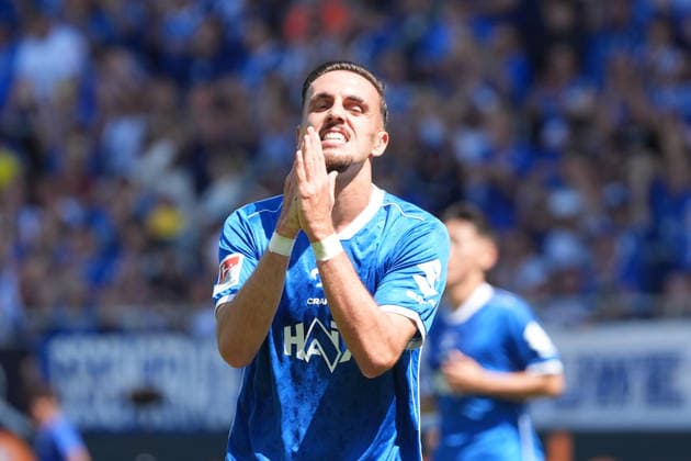 Lance Duijvestijn of SV Darmstadt 98 scores the equalizer but is frustrated because the goal is disallowed for offside, as referee Felix Bickel signals. August 8, 2026, 2. Bundesliga, Season 26–27 SV Darmstadt 98 vs. Holstein Kiel, Stadion am Boellenfalltor, Matchday 1, emonline, emspor,