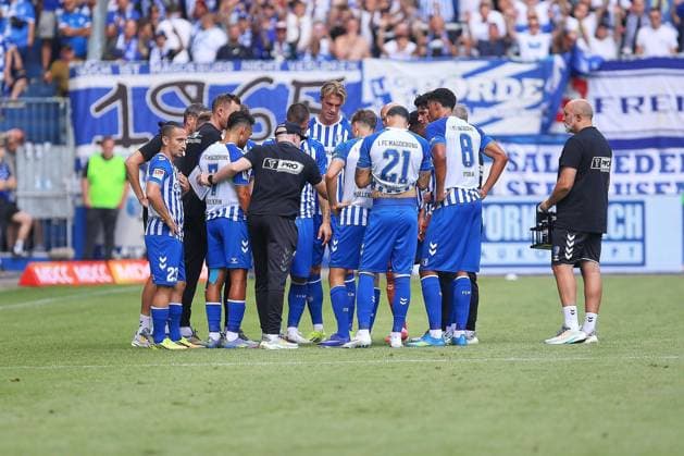 Magdeburg, Saxony-Anhalt, Germany, August 8, 2026, Avnet Arena, Matchday 1, 2026–27 Season, 2. Bundesliga, 1. FC Magdeburg vs. Eintracht Braunschweig, Magdeburg players during a water break Copyright: xdtsxNachrichtenagenturx dts_129599