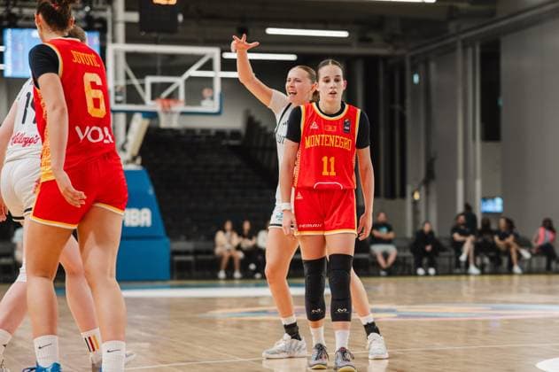 Mia Wiegand of Germany raises her hand to call for the ball, while Milena Vujovic (11) of Montenegro stands in front of her. The Kistamässan Arena in Stockholm can be seen in the background. Mia Wiegand (13) of Germany and Milena Vujovic (11) of Montenegro go head-to-head. Copyright: xJoelxKruehlerx