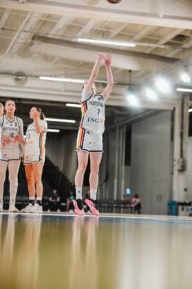 Emma Steinbicker (No. 7, Germany) jumps and shoots the ball toward the basket; the ball is visible at the top of the frame. In the background are two other German players, including No. 16 Lilli Schultze and No. 13 Mia Wiegand. Emma Steinbicker (No. 7, Germany) takes a jump shot in Stockholm. Copyright: xJoelxKruehlerx