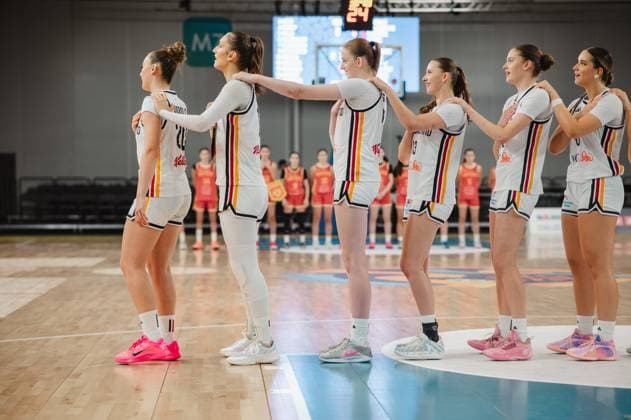 The German national team lines up on the field at Kistamässan in Stockholm; the players place their hands on the shoulders of the player in front of them. In the background, the opposing team can be seen in red jerseys. Lara Gierlich and Frederike Askamp during the team lineup for Germany. Copyright: xJoelxKruehlerx
